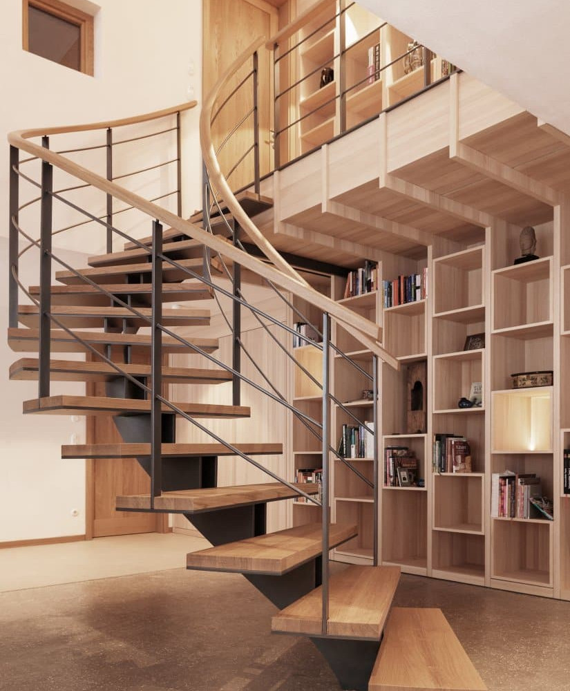 Wendeltreppe aus Holz mit Bücherregal