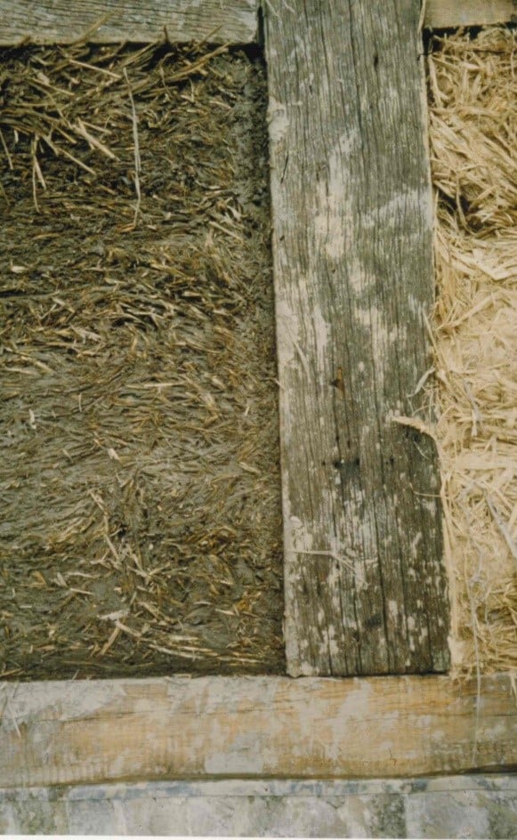 Verarbeitung von Stroh im Lehmbau eines Fachwerkhauses
