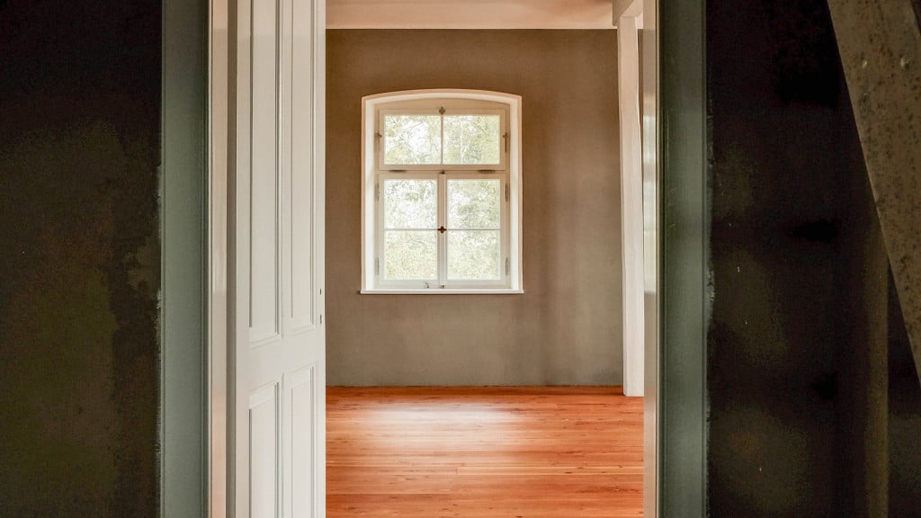 Raum mit Holzboden und auffälligem Fenster