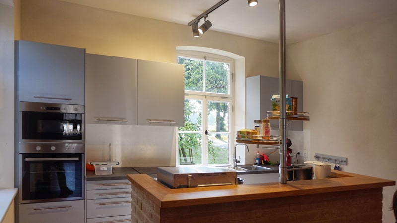 Renovierter Pausenraum mit Küche und an den Wänden Lehmputz
