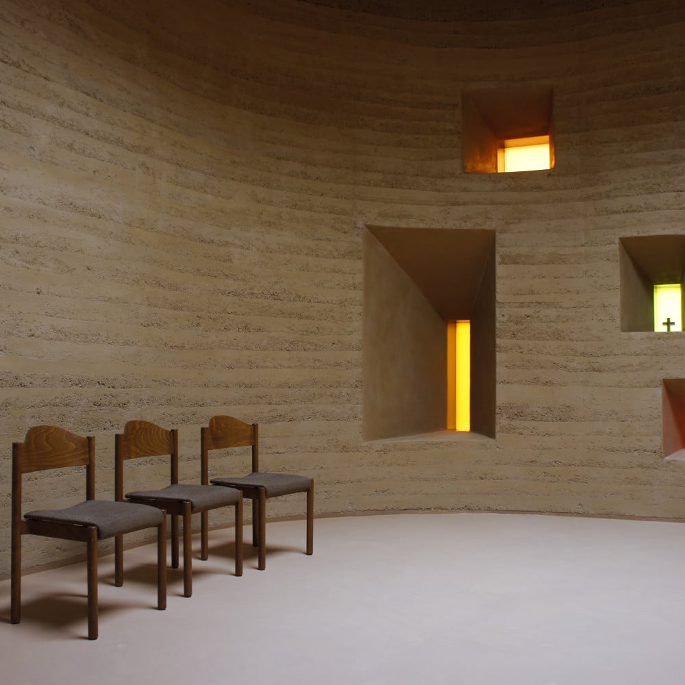 „Raum der Stille“ ist Bestandteil des neuen Kulturzentrums der Katholischen Pfarrgemeinde St. Johann Baptist und verwendet Lehmprodukte der Firma CLAYTEC