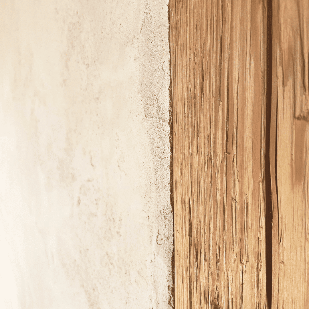 Umgesetzt wurde das Projekt von dem Malerbetrieb Farbhaus. Ansässig ist der mehr als 20 Jahre alte Handwerksbetrieb in Waging am See. Für die Gestaltung der Wandoberflächen der historischen Scheune im Chiemgau wurde der YOSIMA Lehm-Designputz verwendet.
