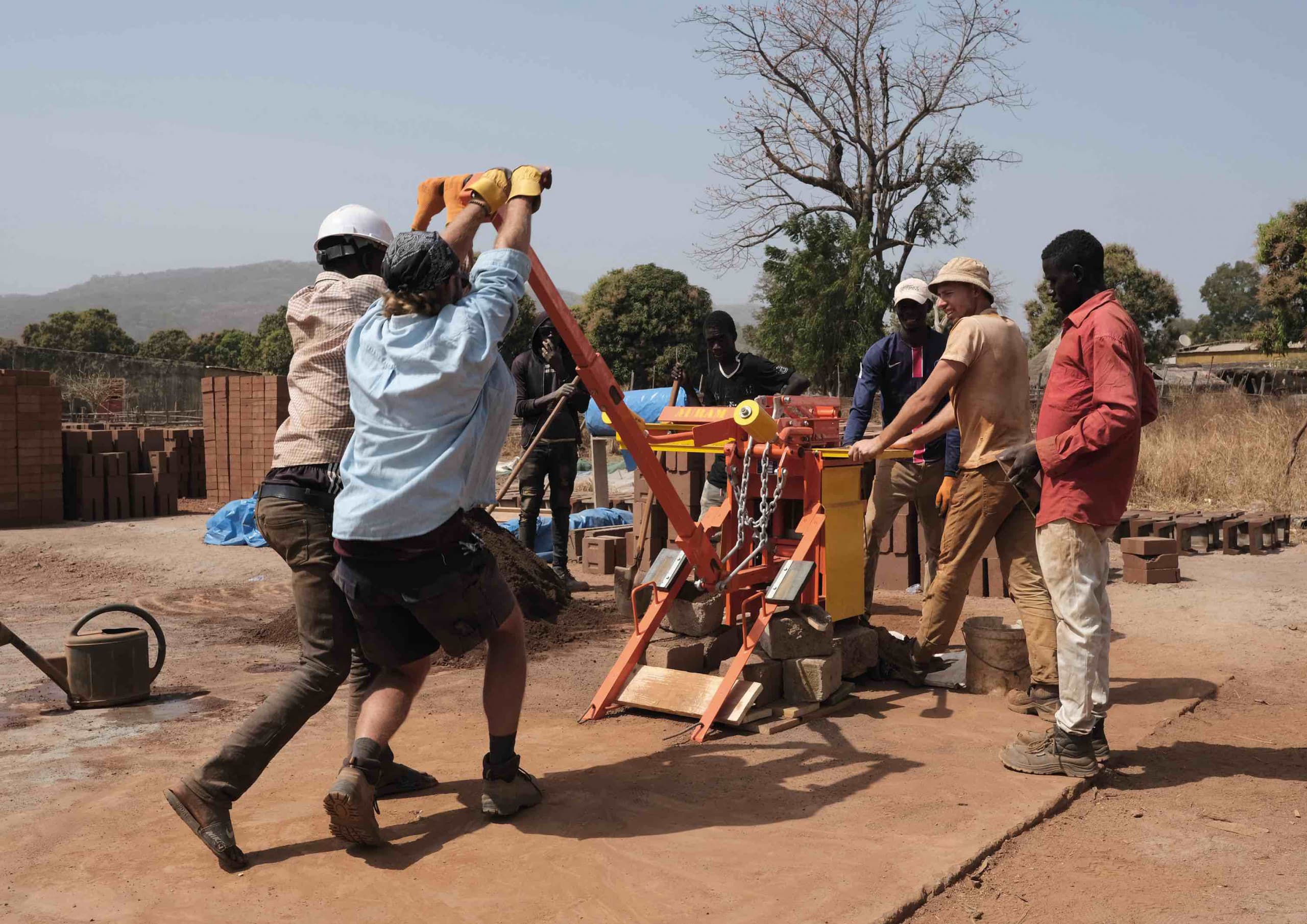 Gemeinde Makos im Osten des Senegals baut mit Lehm