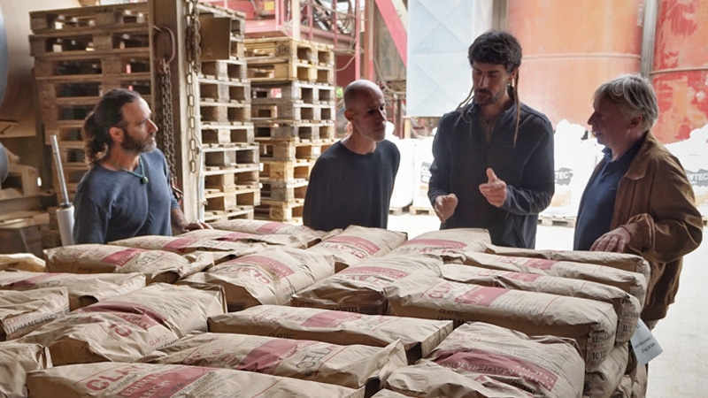 Besucher auf Israel inspizieren Lehmprodukte der Firma CLAYTEC