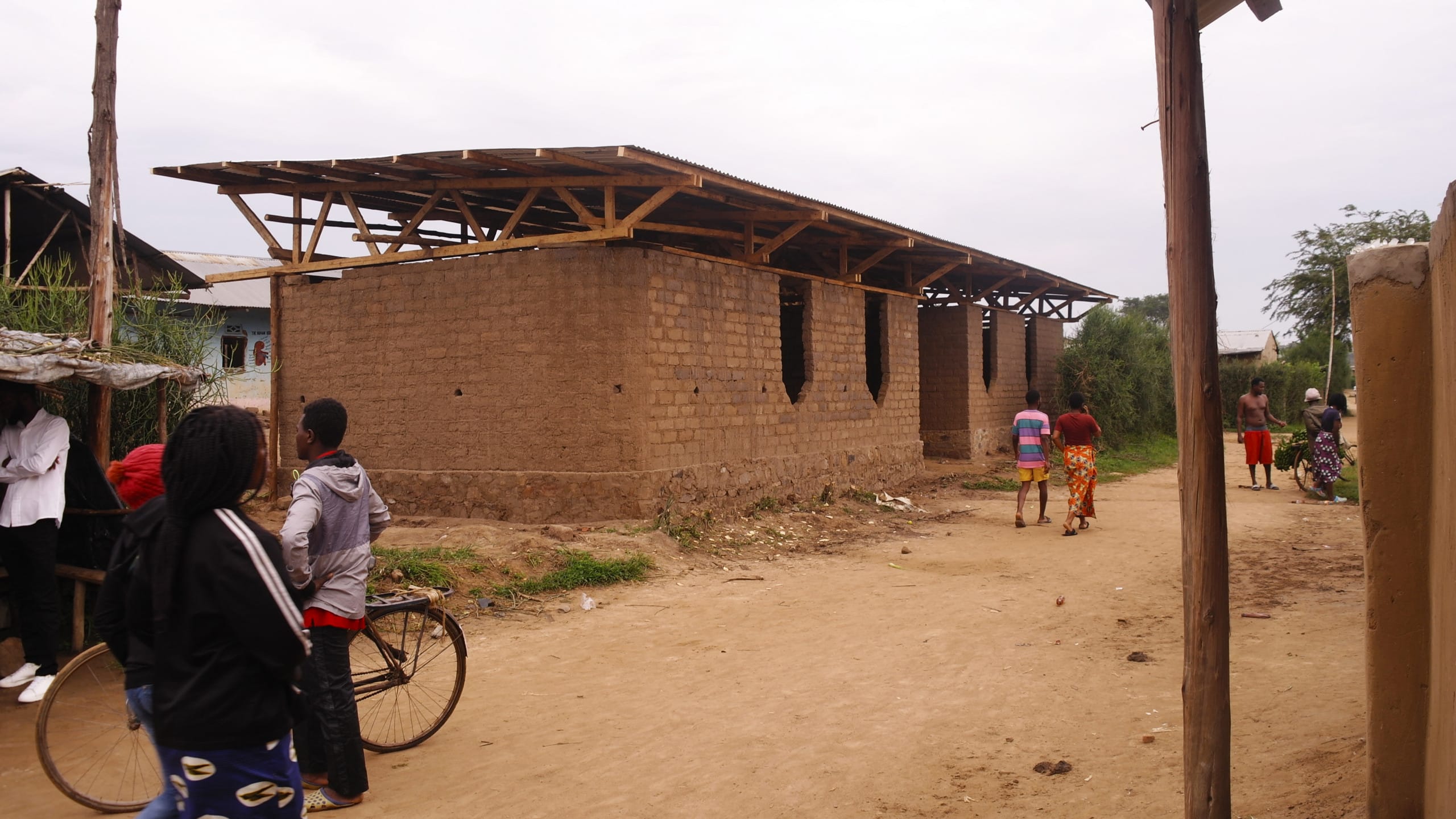 Bau der Wake Up School in Uganda