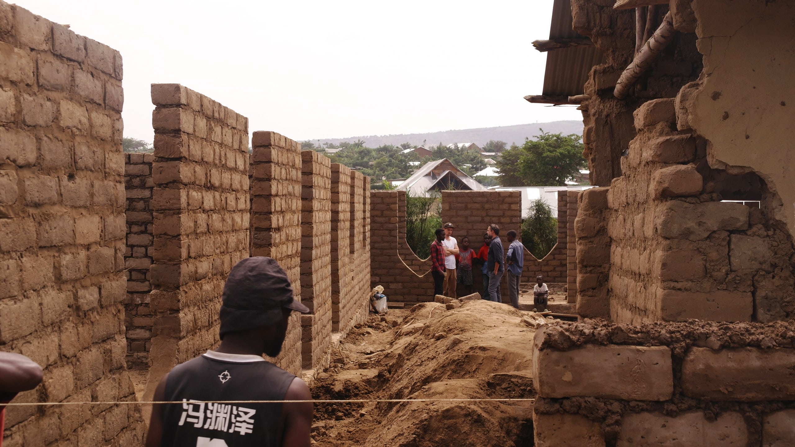 Bau der Wake Up School in Uganda