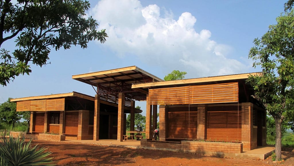 Bau eines Lehmhauses in Ghana