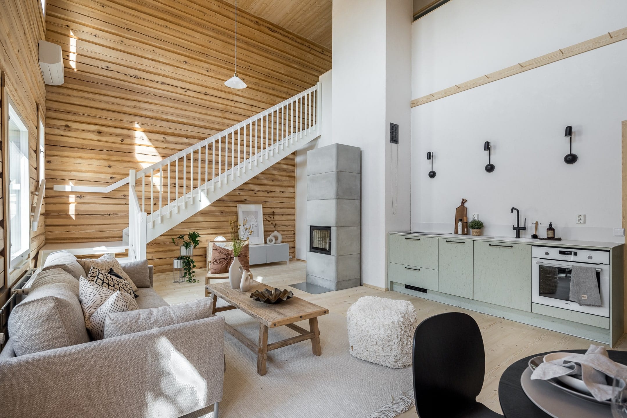 Wohnhaus Helsinki, Übersicht Küche, Wohnzimmer, Treppe, Sofa