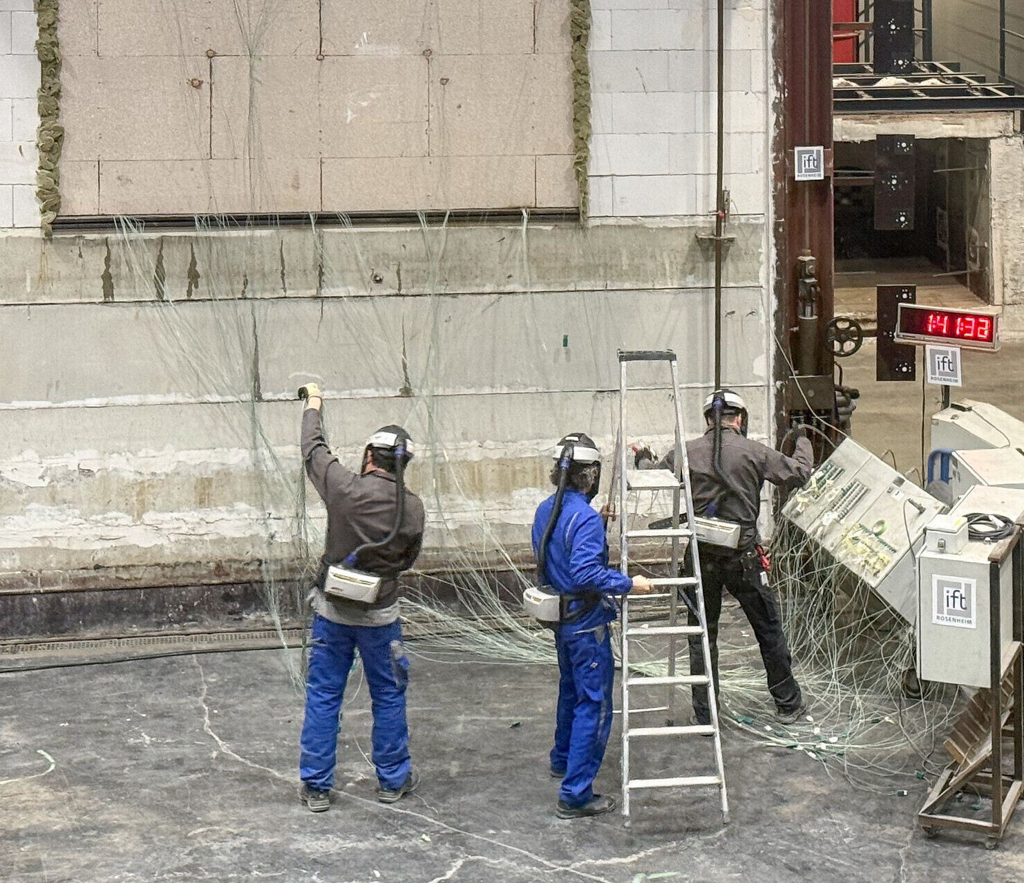 Die Beplankung mit der ClayTec Lehmbauplatte D22 fire protect bleibt auch nach über 90 Minuten als stabile „Großfliese“ vor dem Holzbauteil stehen.