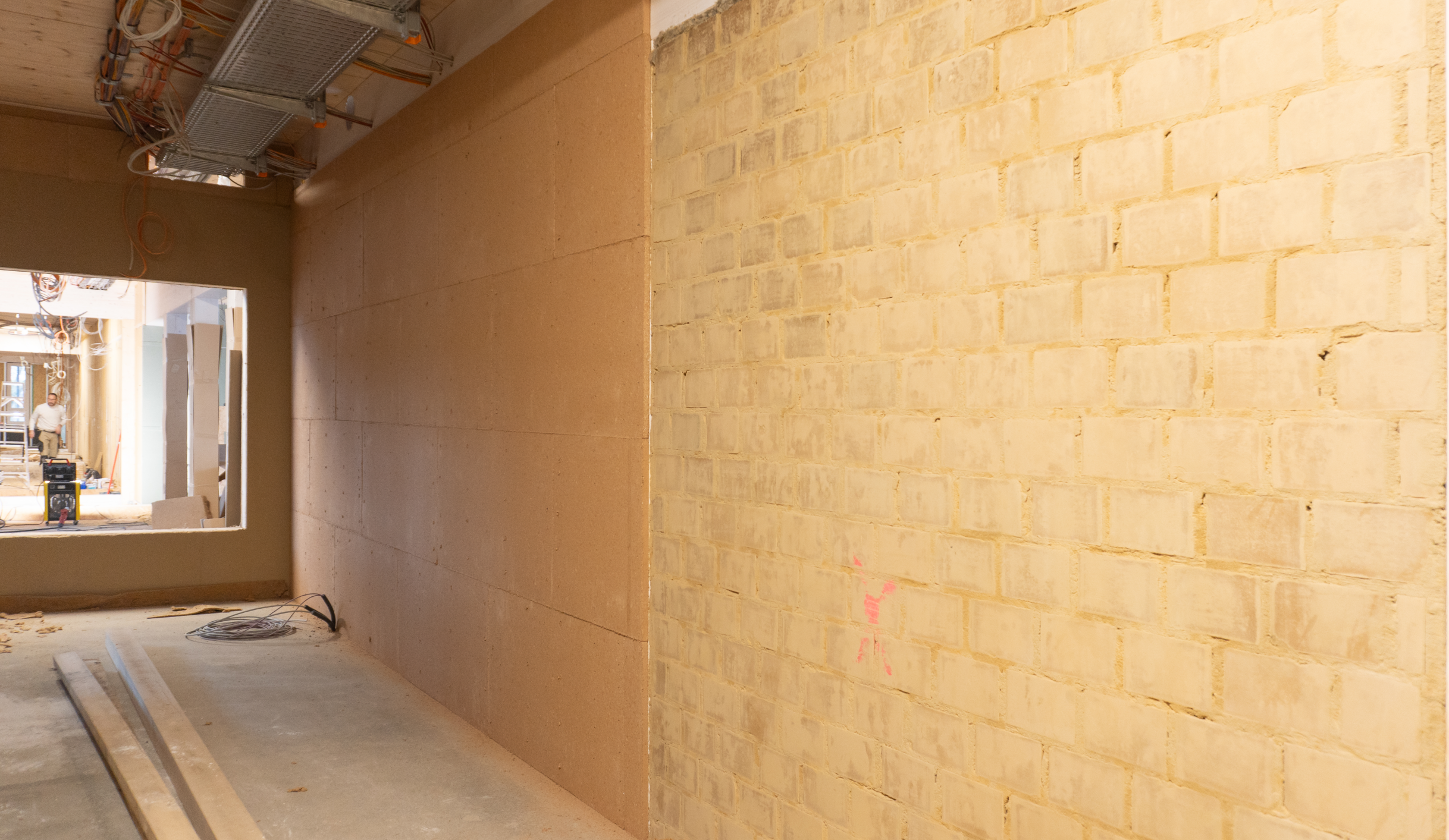 Baustelle mit Lehmbaustoffen (Lehmsteine und Lehmbauplatten)